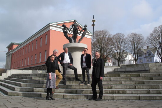 Mennesker foran statue