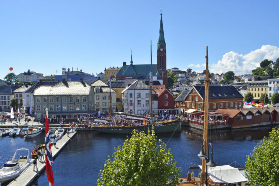 Havnen i Arendal. Sommer, sjø, båter og blå himmel.