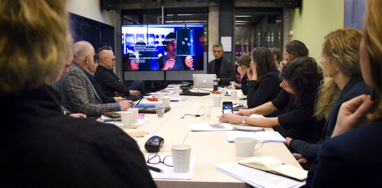 Personer rundt møtebord på DOGA.