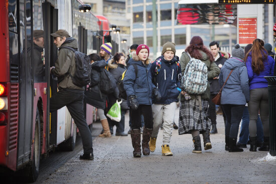 To barn går i bybildet i Oslo