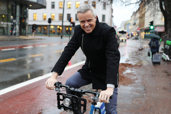 Tor Inge Hjemdal på sykkel i Oslo sentrum