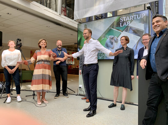 Statsråd Nikolai Astrup demonstrerer énmetersgrensen sammen med de andre innlederne. Fra venstre: Bodil Motzke, Lisbeth Hammer Krogh, Per Einar Dybvik, Ingerid Helsing Almaas, Bjørn Arild Gram og Soheil Dabestani.