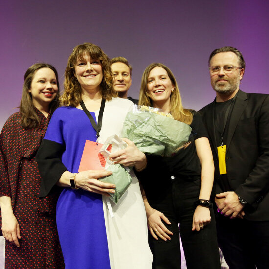 Runa Klock mottar Jacob-prisen på under DOGA-dagen 2020.