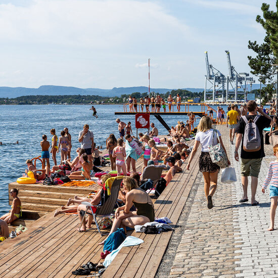 Bekkelagsbadet_En-typisk-sommerdag-på-brygga_tove-lauluten