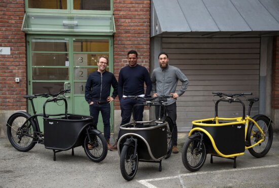 Bildet viser tre menn med hver sin lastesykkel