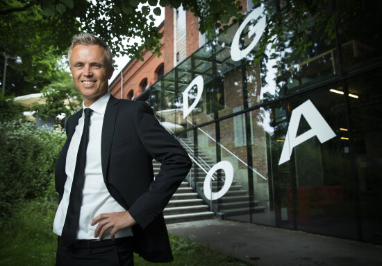 Tor Inge Hjemdal, administrerende direktør i DOGA. Han står ute, med DOGA-bygget i bakgrunnen.