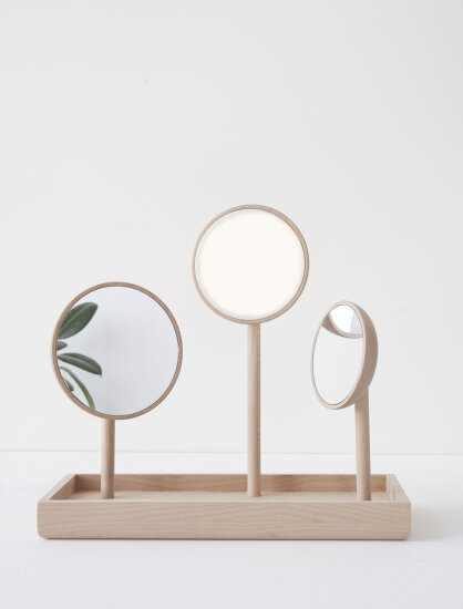 Bilde av Blossom. 2 speil og en lampe laget av tre i et fat.