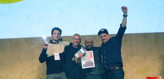 Representanter for Bright Products jubler over prisen. Fra venstre, Olivier Butstraen, Selma Kveim, Mohammed Yassin og Marius Andresen, sistnevnte fra K8 Industridesign.