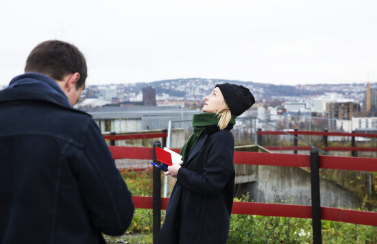 To personer ser på utsikt over byen