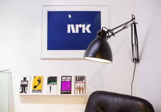Bilde av NRK logo tatt fra Design i 100-utstilling på DOGA.