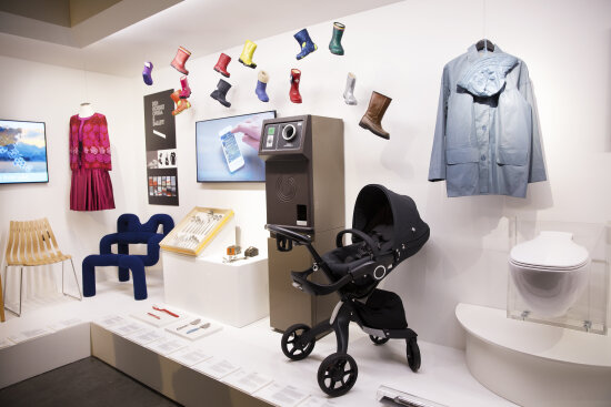Bildet er fra utstillingen Design i 100 på DOGA og viser flere produkter, blant annet vakuumtoalettet Jets Pearl, regnjakken Kelly Coat, Cherrox-støvler, barnevogn og en panteautomat.