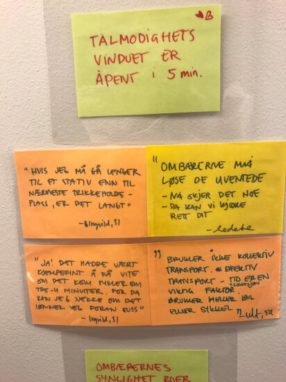 Gule lapper tapet opp på en hvit vegg. På lappene er det skrevet ulike forslag til hvordan bysykkeltjenesten kan bli bedre.