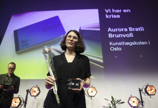 Aurora Bratli Brunvoll fra Kunsthøgskolen i Oslo mottok DOGA-merket 2019 for prosjektet «Vi har en krise».