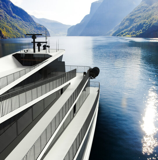 Båten Seasight med brede gangveier på utsiden. Fjord og fjell i bakgrunnen.