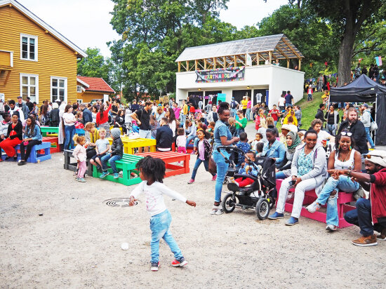 Installasjonen Fargehagen, som ble bygget til festivalen #vårtnabolag på Torshov transittmottak (26.08.17). Hensikten med installasjonen var å skape mer liv forran scenen - hvilket var meget vellykket. På garasjetaket i bakgrunnen ser man Paviljongen, som ble bygget i fjor sommer.