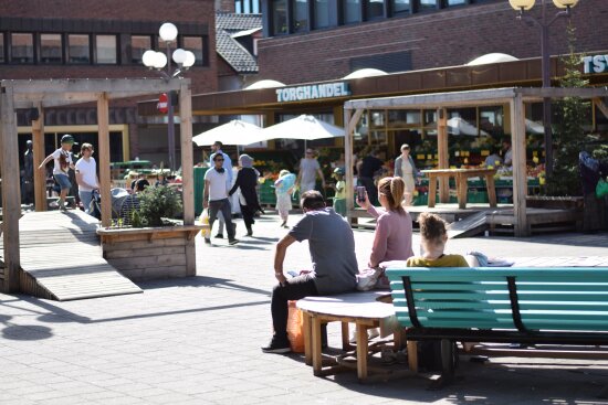 Folkeliv på et bytorg i Oslo