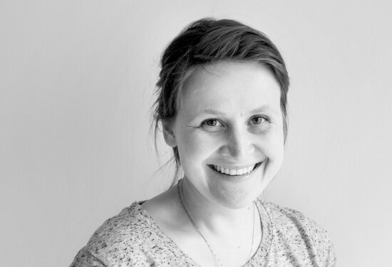 Bilde av Ann Kristin Einarsen som vurderte å legge keramikken på hylla før hun ble plukket ut til å stille ut på fjorårets Milano-utstilling. Foto: Silje Nesdal