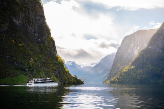Båt som kjører gjennom en fjord