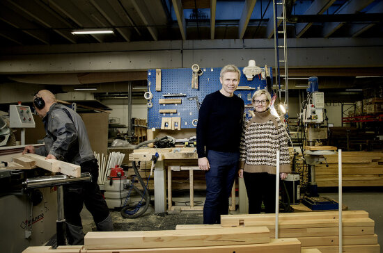 Daglig leder John Herman Foss Hagen og marketingsjef Beate Foss Hagen i ett av de små snekkeriene som legger siste hånd på verket med å skreddersy trappen. Løsningen er et resultat av designdrevet innovasjon.
