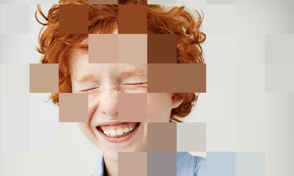 Portrett av rødhåret gutt, pixellert deler av bildet.
