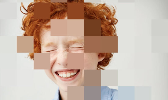 Portrett av rødhåret gutt, pixellert deler av bildet.