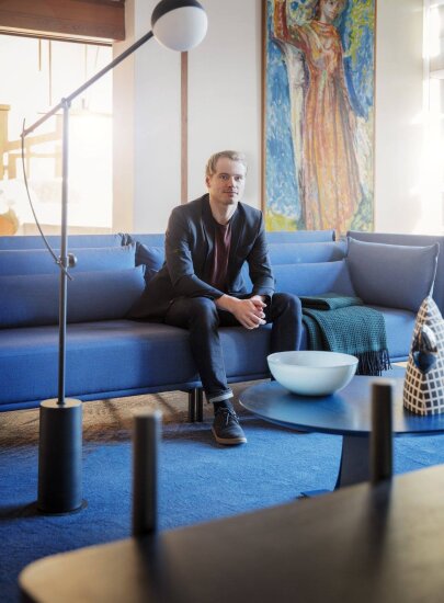 Hallgeir Homstvedt sittende i en sofa