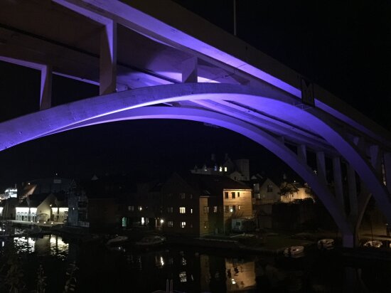 Haugesund bru lyssatt kveldstid.