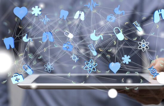 Illustrasjonsbilde. Symboler og grafikk flyr opp av et nettbrett. Blå bakgrunn.