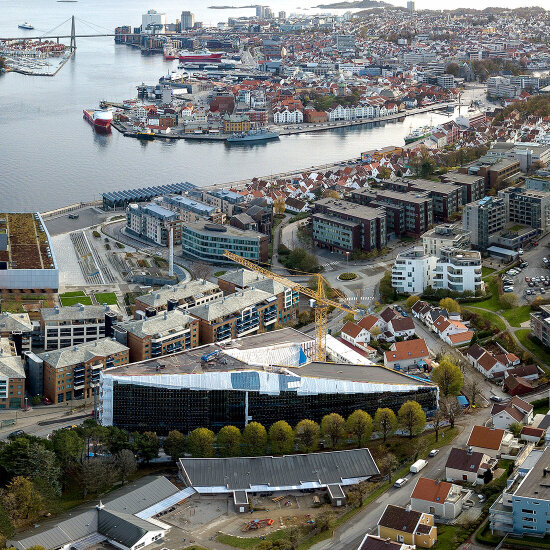 Bjergsted Financial Park opens up towards the town and creates a generous connection between the building and its surroundings.