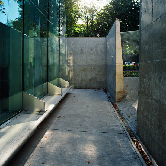 The façades are of glass, and form a thin layer between outdoor and indoor areas.