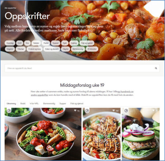En nettside med overskriften Oppskrifter og mange ulike valg. Toppbildet er en gryte med kjøtt, poteter og kikerter og med friske, grønne korianderblader liggende oppå. Lenger ned på siden står det Middagsforslag uke 19 og under der igjen tre bilder av ulike matretter med kylling.