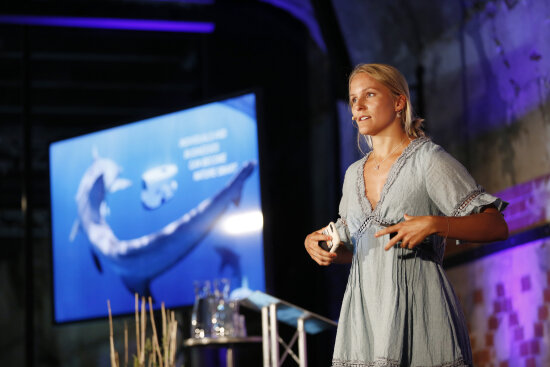 Dame på scene som holder foredrag.
Bilde fra den sjette 'Innovation for all – European Business Workshops in Inclusive Design' på DOGA, Hausmanns gate 16 i Oslo, 7.-8. juni 2018.
