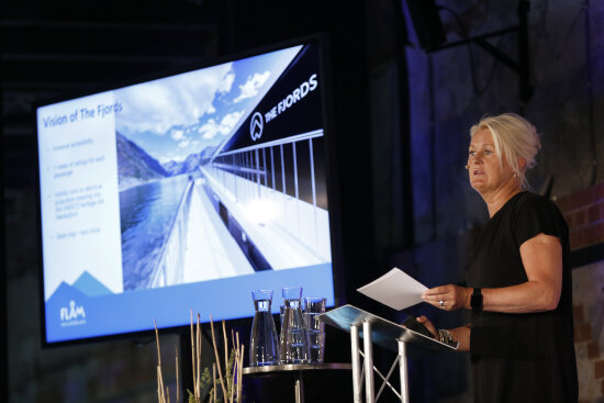 Dame på scene som holder foredrag.
Bilde fra den sjette 'Innovation for all – European Business Workshops in Inclusive Design' på DOGA, Hausmanns gate 16 i Oslo, 7.-8. juni 2018.