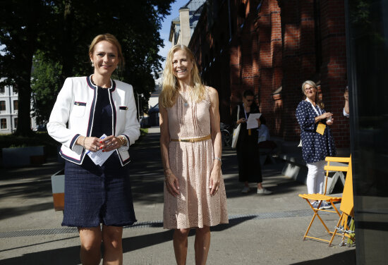 To damer som står utenfor en bygning, sommer, mennesker i bakgrunnen.
Bilde fra den sjette 'Innovation for all – European Business Workshops in Inclusive Design' på DOGA, Hausmanns gate 16 i Oslo, 7.-8. juni 2018.