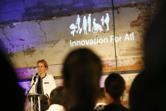 Dame på scene som holder foredrag.
Bilde fra den sjette 'Innovation for all – European Business Workshops in Inclusive Design' på DOGA, Hausmanns gate 16 i Oslo, 7.-8. juni 2018.