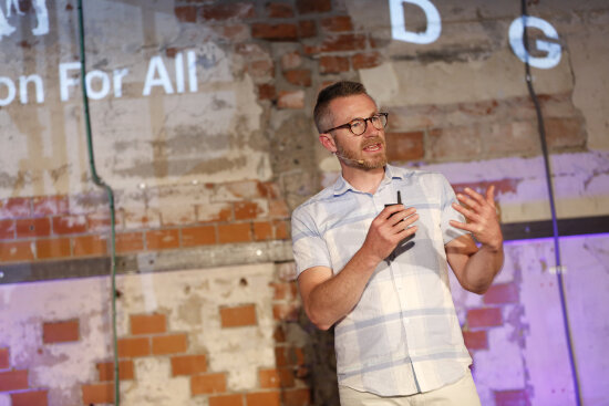 Mann på scene som holder foredrag.
Bilde fra den sjette 'Innovation for all – European Business Workshops in Inclusive Design' på DOGA, Hausmanns gate 16 i Oslo, 7.-8. juni 2018.