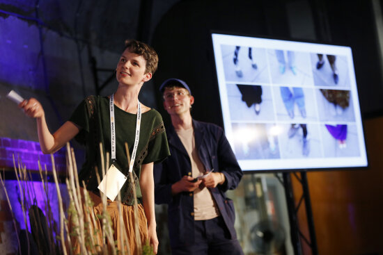 Tabea Glahs og Mads Pålsrud fra Growlab Oslo på scenen under Innovation for All 32018