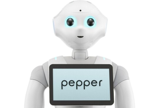 Bildet viser en hvit roboten som heter Pepper og er ansatt hos Itch Norge