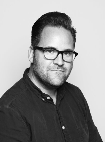 Sort hvitt portrett av Ted Matthews.