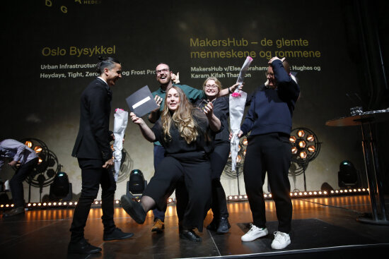 Deltakere i MakersHub på scenen som mottar Hedersmerket. Fem personer til sammen, veldig glade.