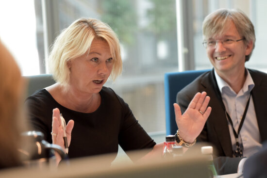 Kommunal- og moderniseringsminister Monica Mæland og statssekretær Paul Chaffey.