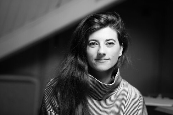 Nærbilde av Poppy Lawman i sort/hvitt.