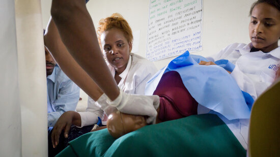 Mennesker under opplæring som tester fødselsimulatoren MamaBirthie