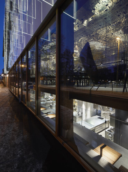 Mat- og merkevarehuset på Grünerløkka, åpen fasade og innsyn gjennom vindu mot matfaglig senter.