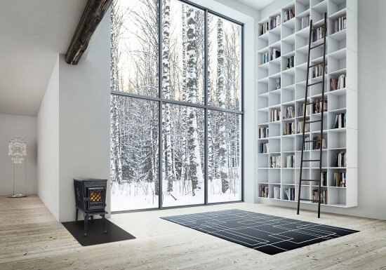 Jøtul-ovn i et hvitt rom med snø utenfor.