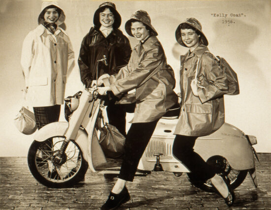 Fire kvinner på et gammelt bilde fra 1956, iført Helly Hansens