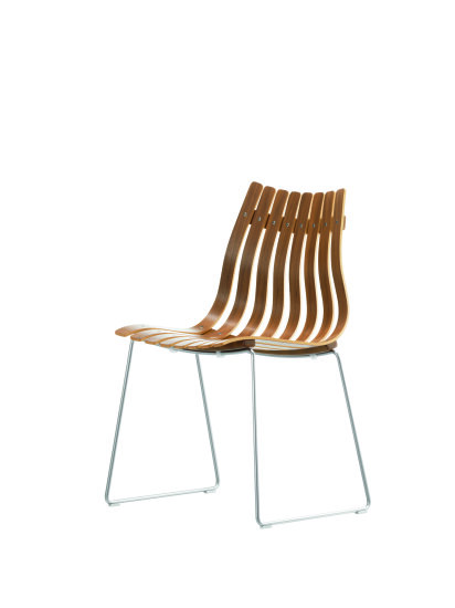 Bildet viser stolen Scandia Junior med vertikale staver i laminert tre og understell i stål. Stolen er designet av Hans Brattrud i 1957.