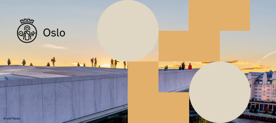 Mennesker på operataket i solnedgangen. På bildet er forslag til ny logo for Oslo kommune og bokstavene Oslo i store, fylte typer i beige- og oransjetoner. O-en ser ut som solen som hviler over operataket.