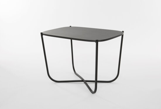Designeren Runa Klock har brukt naturen og røttenes vakre kurver som inspirasjon til vårt nye bord Root. De unike formene som oppstår når trærne sine røttene slynger seg elegant over hverandre, kommer tydelig til utløp i understellets design. Root består av seks bord i forskjellige former, størrelser og høyder.