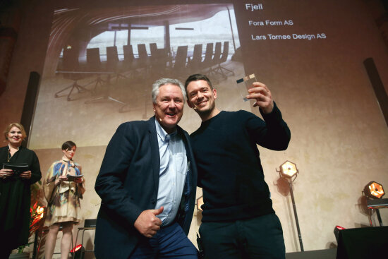 Salgssjef i Fora Form, Frode Sporsheim og designer Lars Tornøe på scenen under utdelingen av DOGA-merket 2018.